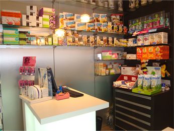 Farmacia Eva Lobo productos farmacéuticos en estantes